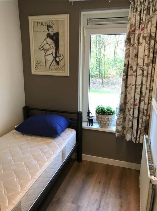 Slaapkamer 3 met een 1 persoons bed en kledingkast.