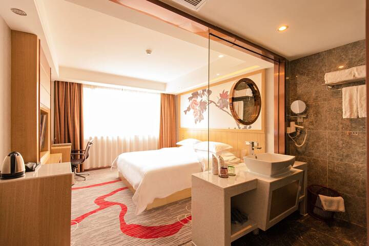 Near the train station + to Baiyun Mountain only 3 minutes + direct access to sports center