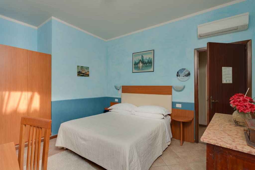 the double (or twin) room with shared restroom