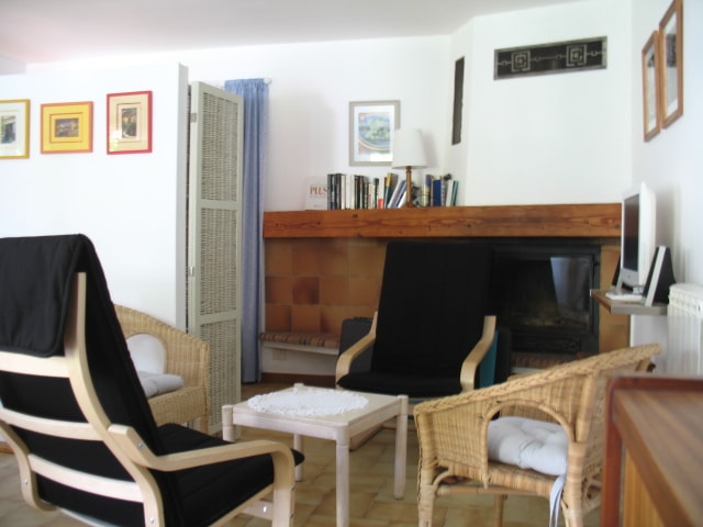 منطقة جلوس غرفة المعيشة والمدفأة والمنحدر على اليسار ،