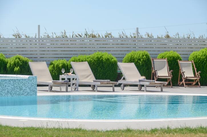 Naxos villas/2 villas/6 bedrooms/pool gallery image 2