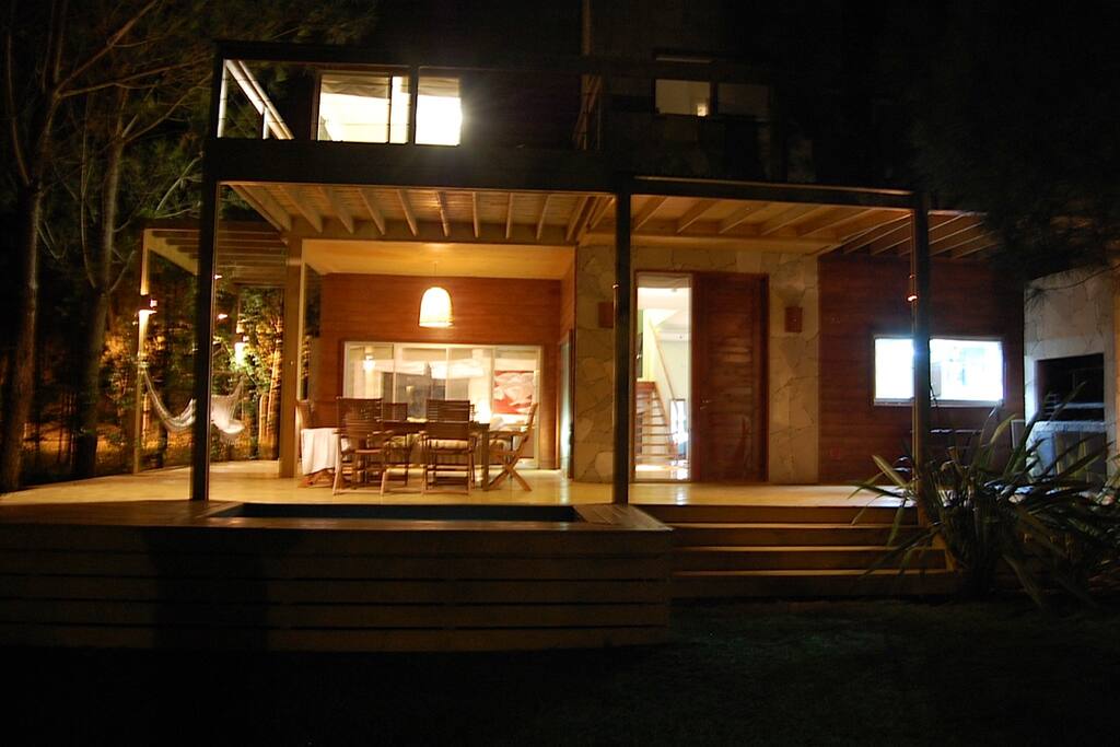 fachada de noche