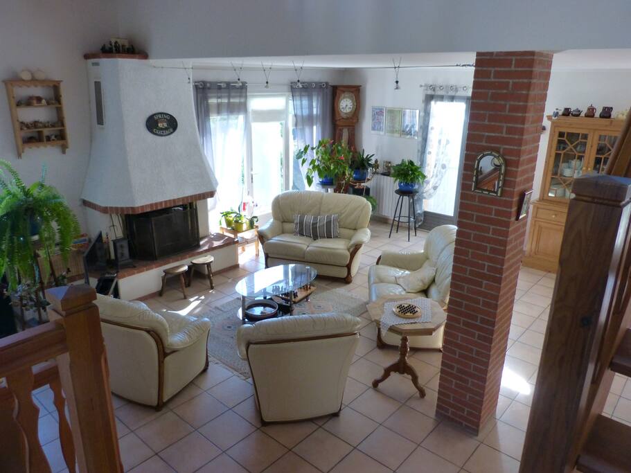 Salon, accès direct au jardin et à la piscine