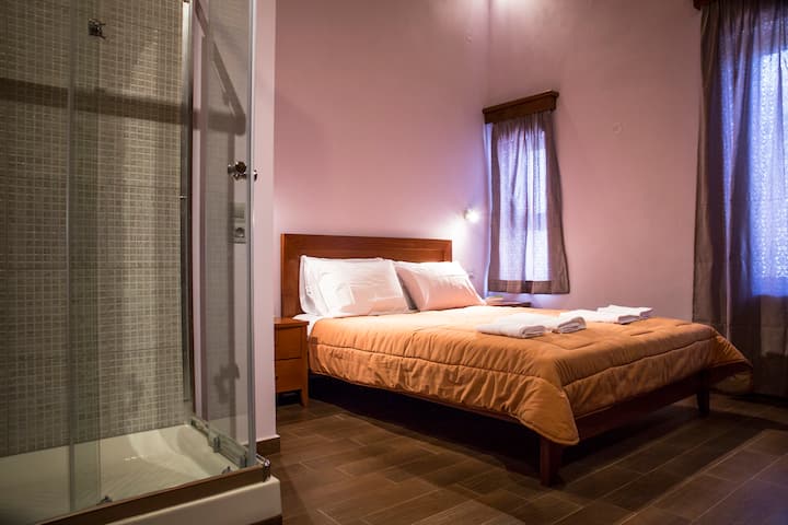 première chambre avec lit double et douche