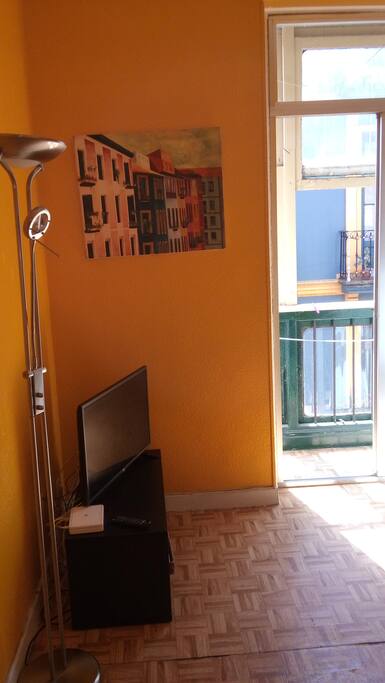 Parte del salón con ventana a mirador