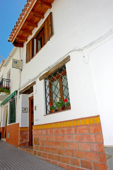 Fachada en calle del pueblo.