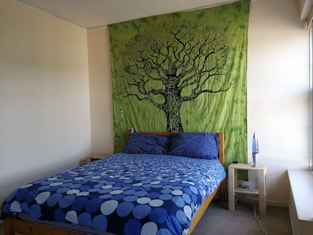 Spacious double room, 30 minutes away from London