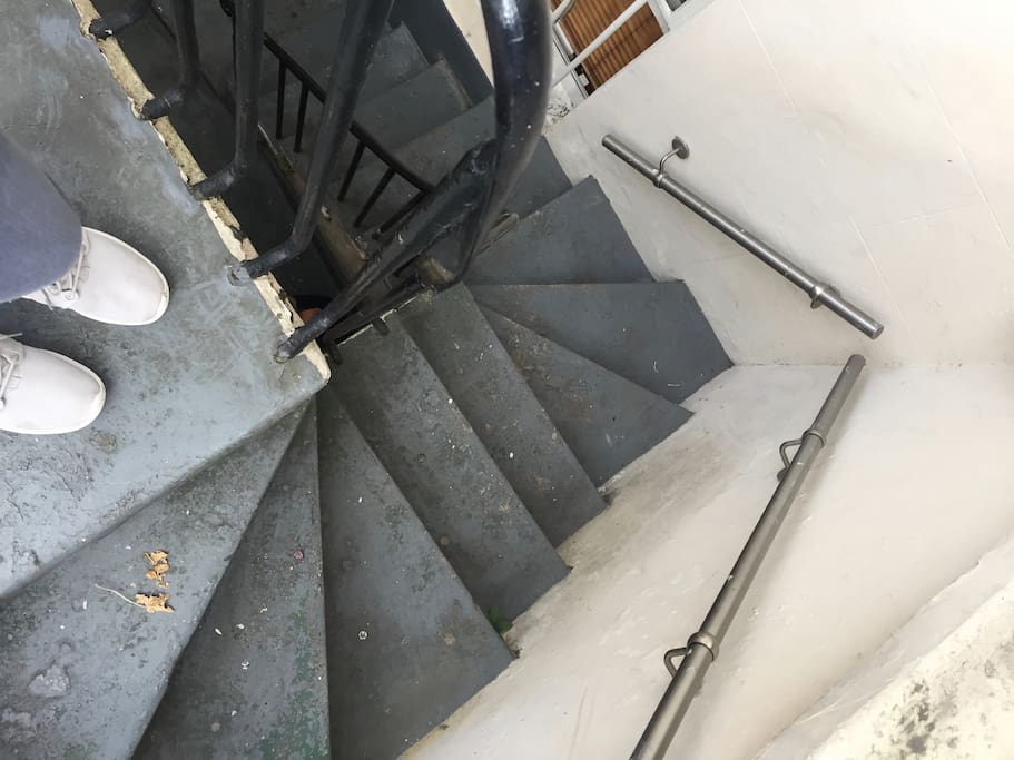 stairs leading down the basement flat
