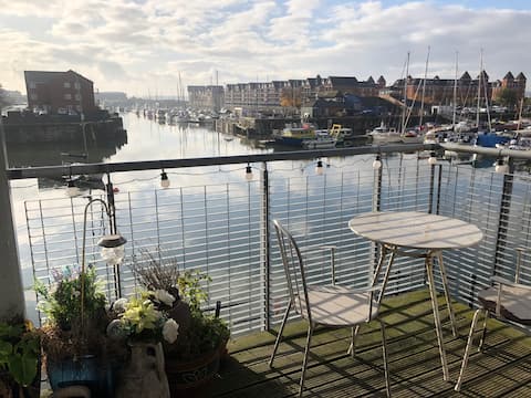Luxury living *waterfront, * parking, gr8 location