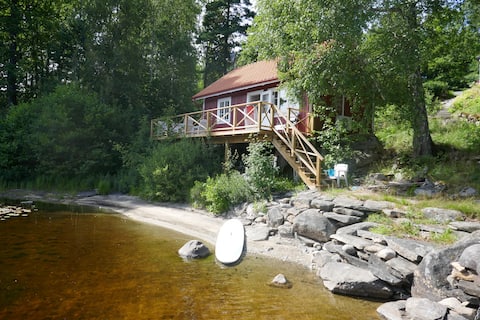 Vika Trollen - Idyllisk röd stuga vid stranden