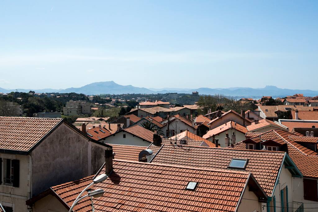 Vue plein sud sur la Rhune et les montagnes depuis l'appartement