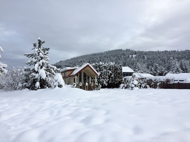 Close to town, Private Hot Tub, Cozy, Affordable!!