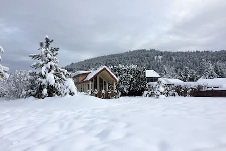 Close to town, Private Hot Tub, Cozy, Affordable!!