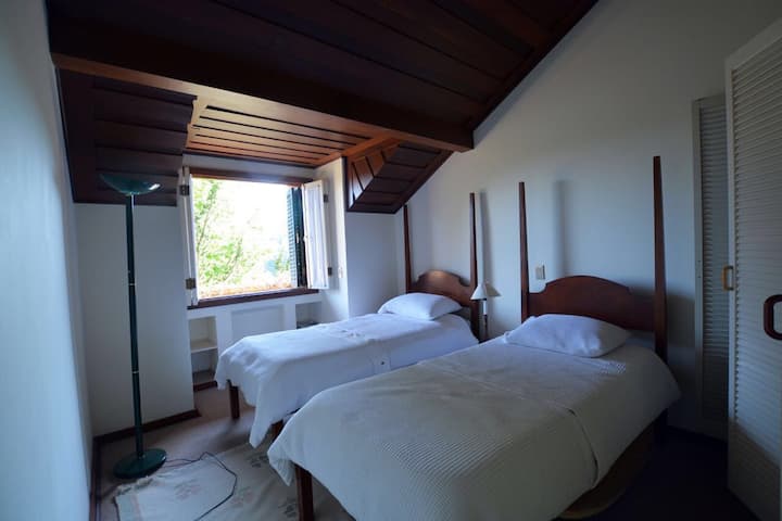 Dormitorio con 2 camas individuales, 1 piso.