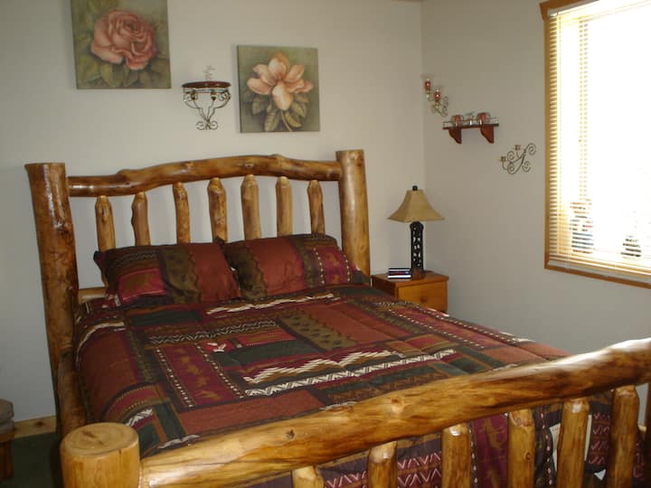 Cama de madera de tamaño queen personalizada en el nivel principal