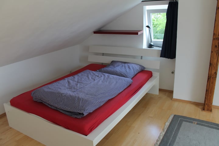 第二间客房屋顶双人床