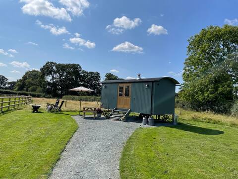 Luxury Shepherd’s Hut near Picturesque Oswestry