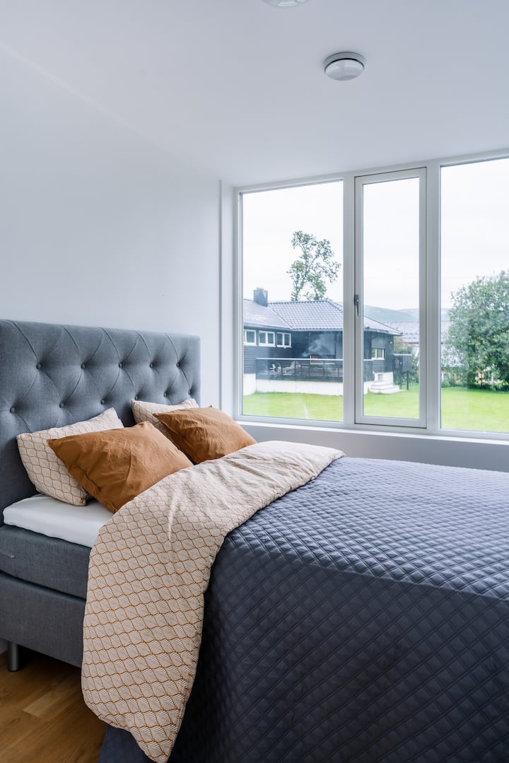 Една от спалните на приземния етаж.