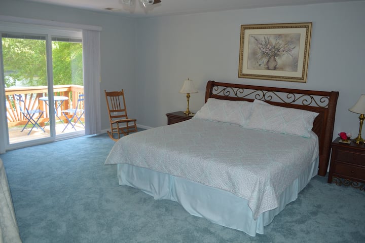 ห้องน้ำในตัวขนาดคิงไซส์ชั้น 2 พร้อมระเบียงจูเลียต