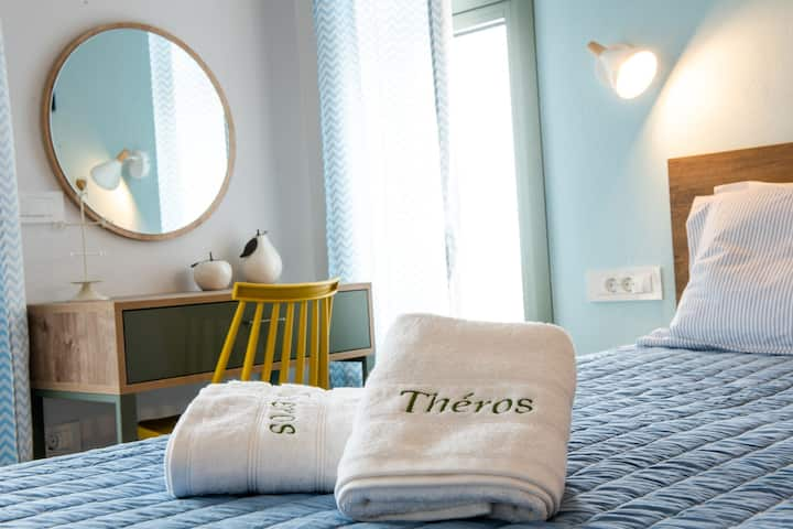 Thèros apartment