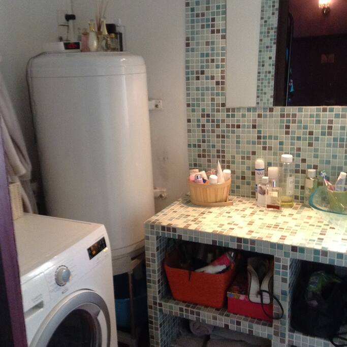 salle de bain avec machine à laver/sèche linge