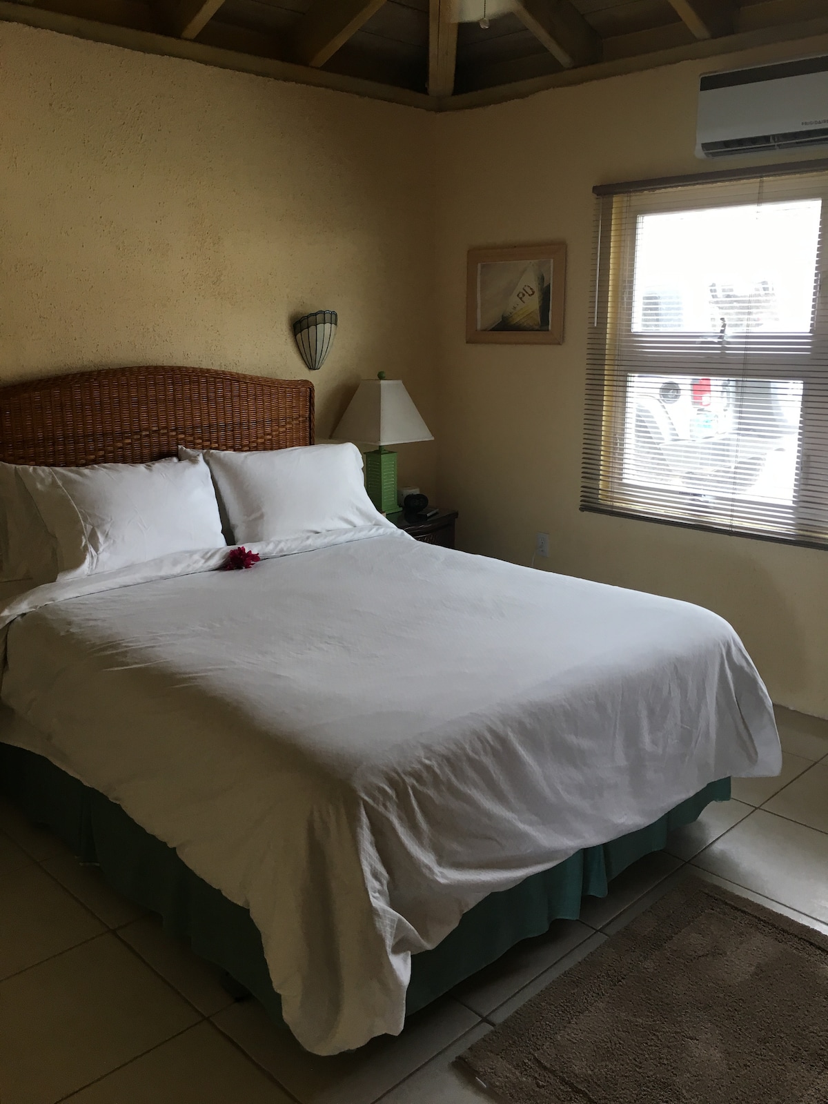 Dhoma e gjumit #2 me krevat dopio "Queen Size", dyshek krejt i ri, 4 jastëkë "Goose Down", kondicioner i nivelit të ndarë. 