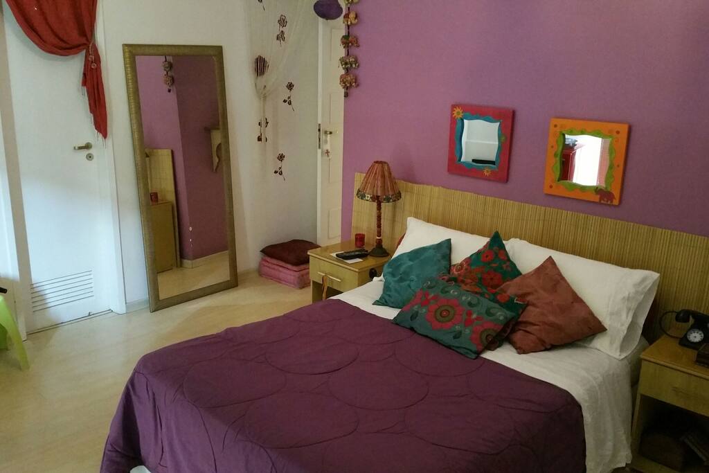 Quarto amplo e confortável.