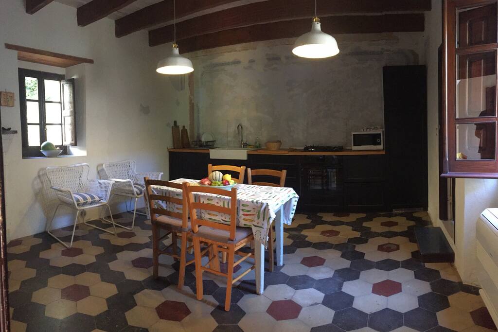 La grande e accogliente cucina fornita di moderni e nuovissimi elettrodomestici. Nella cucina è presente anche un caminetto. Inoltre c'è da far notare che da essa di accede all'unico grande bagno di cui dispone la casa.