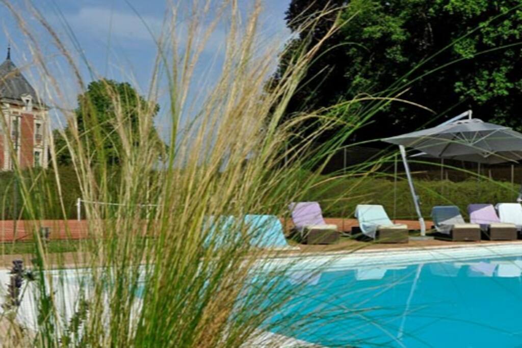 la piscine et le tennis au pied du château