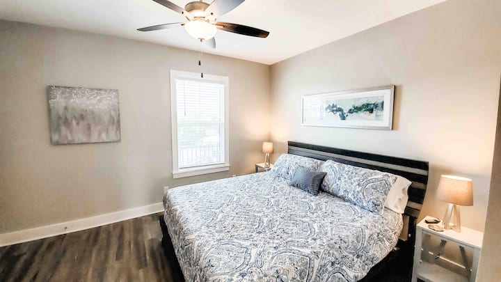 可调整加大双人床