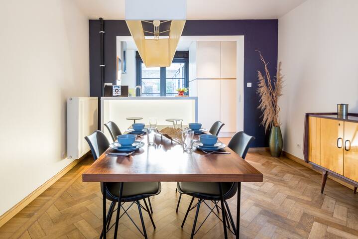 Lovely, large apartment in town house + parking