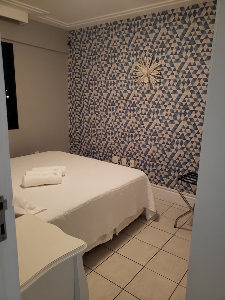 Dostupna je soba s bračnim krevetom (160x200), klima-uređajem, ormarom, prekrivačem, posteljinom i ručnicima.