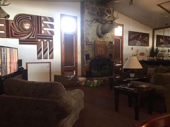 Sara’s Cabin: Cozy, Spacious Secluded - Ruidoso, NM