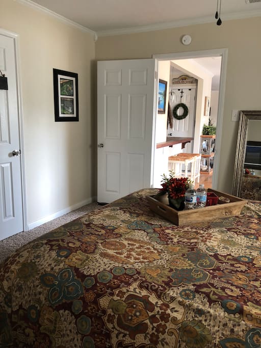 Showing the view to the kitchen and dinning area.