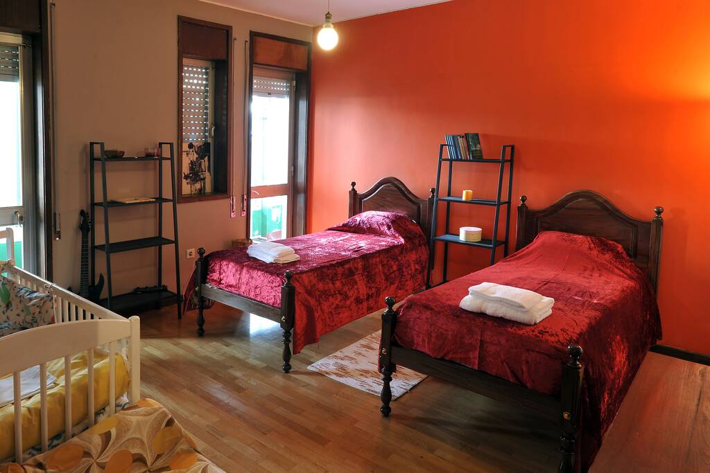 Quarto com duas camas de solteiro