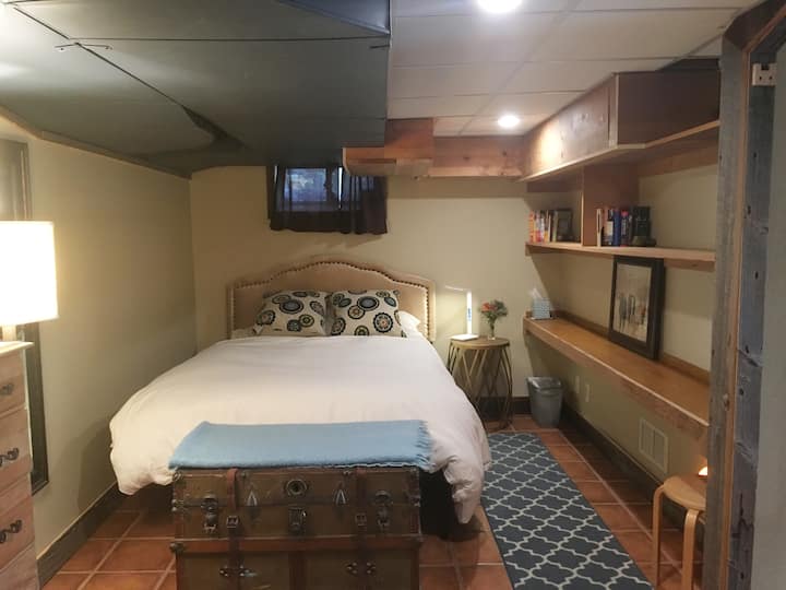 Dormitorio acogedor con cama doble, topper tempurpédico, edredón de plumas. Lámpara digital junto a la cama con cargador para iPhone y reloj despertador. Mantas y almohadas adicionales disponibles. 