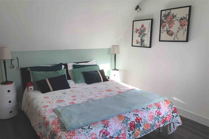 Chambre lit double 160x200 cm, TV, dressing, salle d’eau et W.C