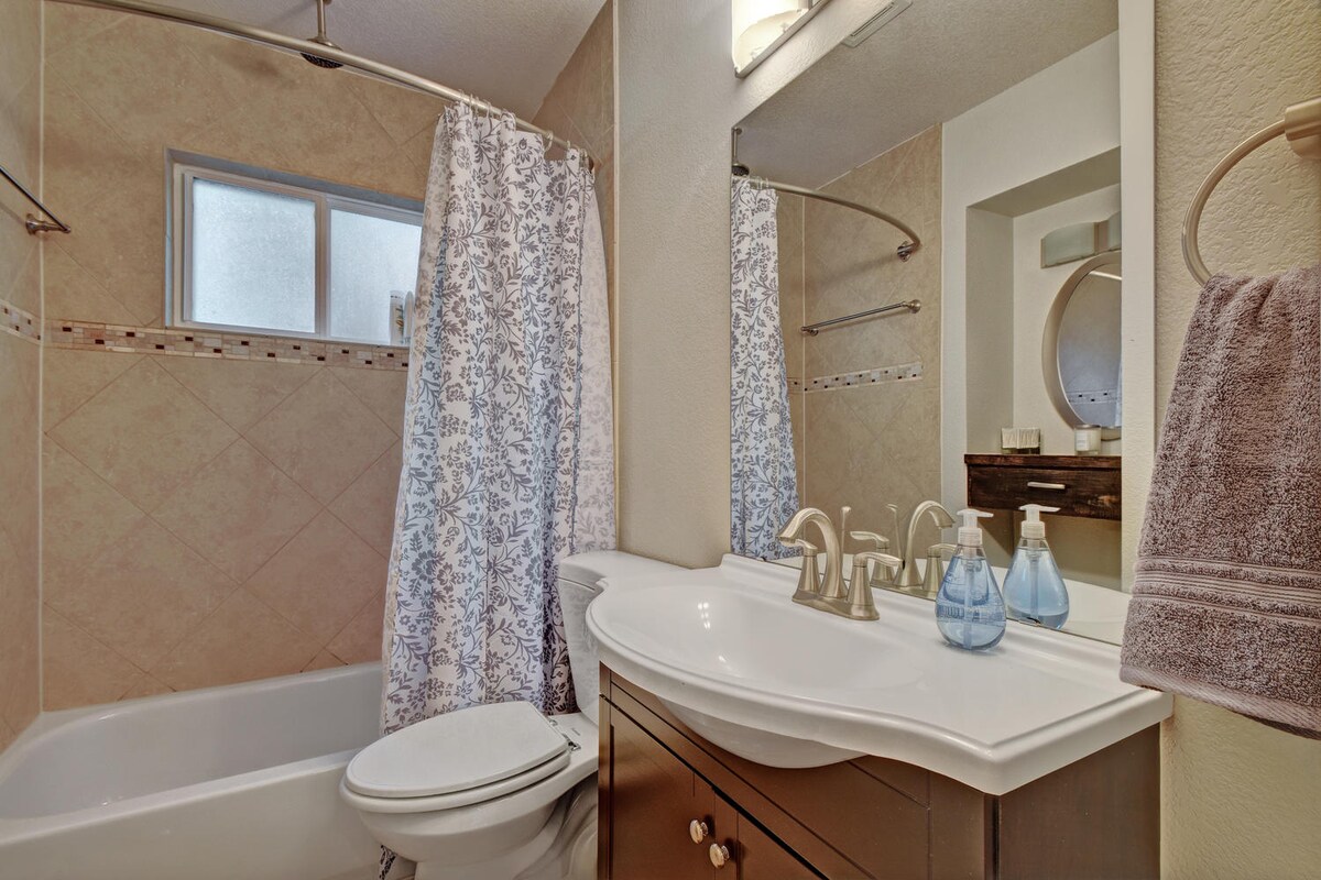LOCATION & LUXURY - walk to downtown & Whole Foods