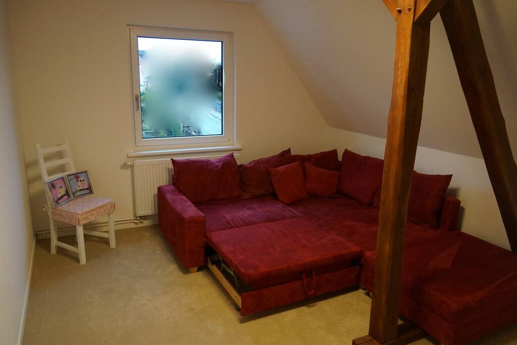 EZ/ DZ mit Schlafcouch,
Liegefläche ca. 2,00x1,75m,
Kleiderstange, Wlan