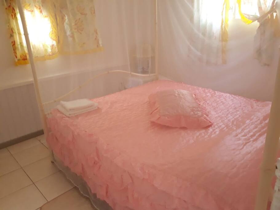 Première chambre avec moustiquaire