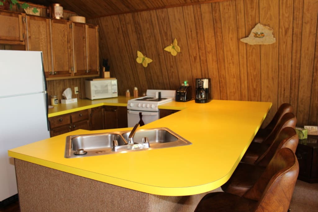 Fully functional kitchen & breakfast bar