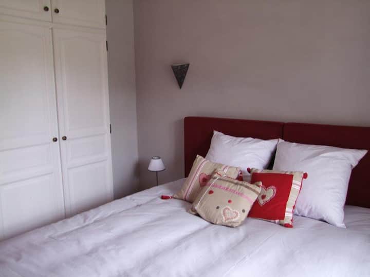 Chambre rouge
1 grand lit = 180x200