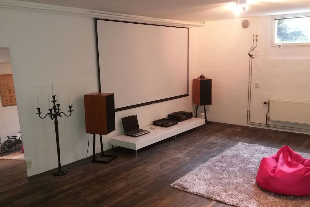 Wifi/internet, Netflix, hifi, laptop, and 109" projector:)