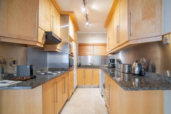 Lido Beach Front Apartment with Sea Views gallery image 3