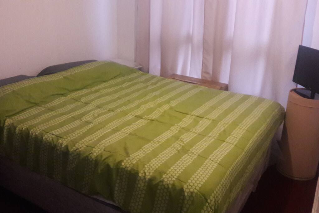Cama dos plaza con televisor antena HD y coset