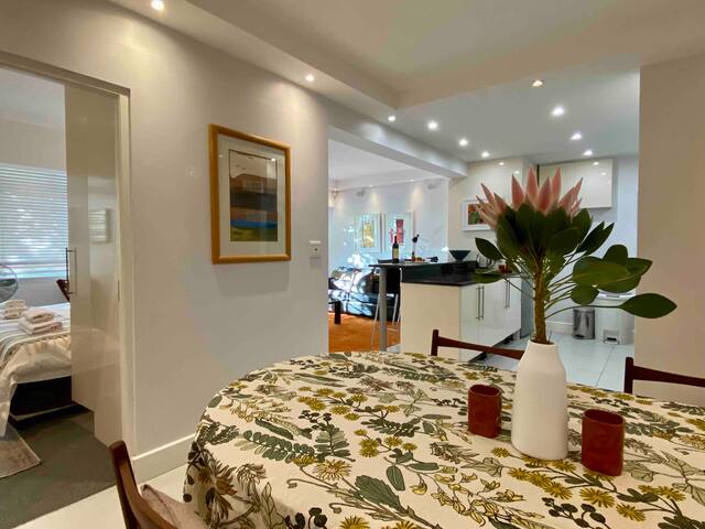 Peaceful garden apartment, 2 minutes to beach. gallery image 5