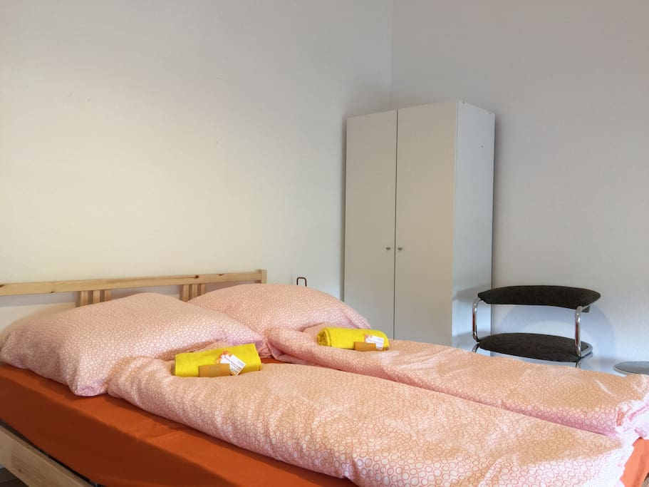 Im Schlafzimmer gibt es auch einen Schreibtisch.