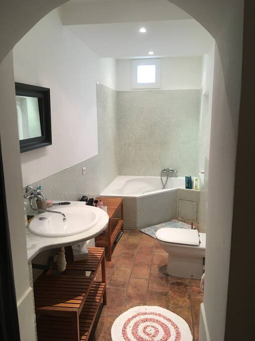 Salle de bain : lavabo , baignoire , wc