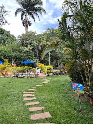 Beautiful colonial apt | King beds | Pool.