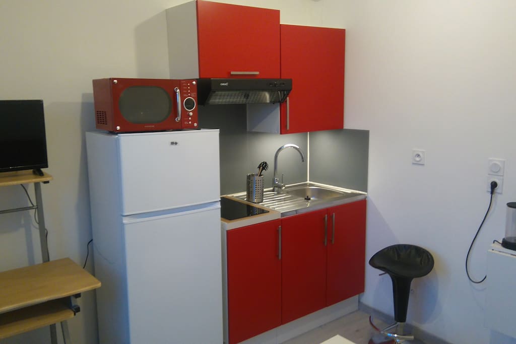 Coin kitchenette + réfrigérateur + bureau